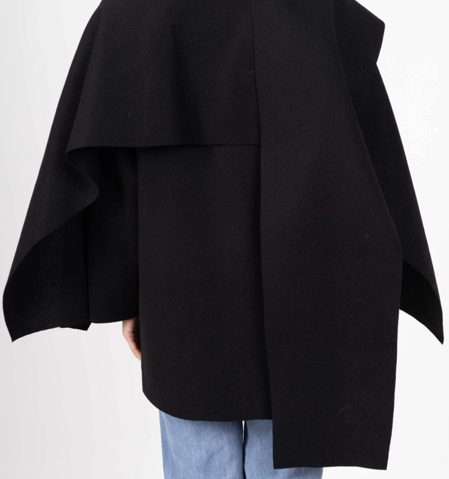 Cape avec bouton