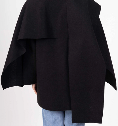 Cape avec bouton
